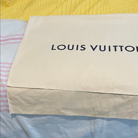 Louis Vuitton Beige Cover with Black Logo - Picture 2 of 4